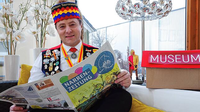 Rainer Hespeler hat es sich im heimischen Wintergarten bequem gemacht und schaut in die neue Narrenzeitung – das Spendenkässel ...