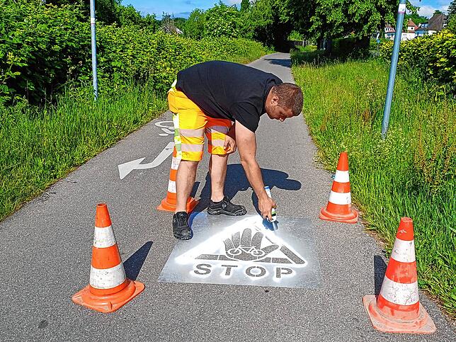 Immer auf der richtigen Seite radeln: Die Stadtverwaltung hat im Frühjahr 2025 an verschiedenen Stellen in der Stadt Piktogramme ...