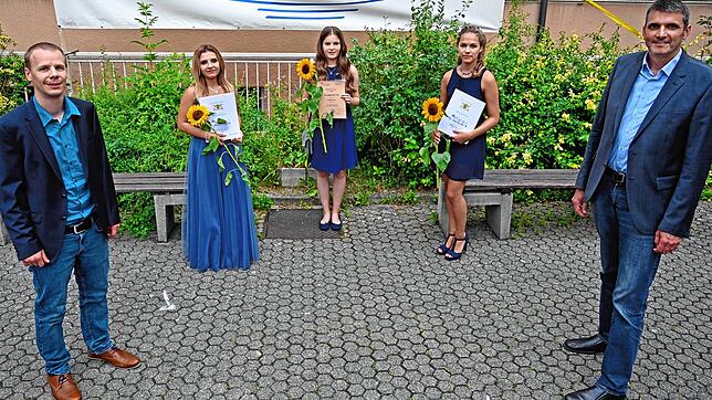 Ein erfolgreicher Abschluss: Die Klassenbesten Sophie Wackernagel (rechts) aus der Klasse 10a und Theresa Maier (Mitte) aus der Klasse ...
