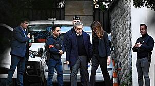 Frankreichs ehemaliger Präsident Nicolas Sarkozy (M.), neben seiner Frau Carla Bruni-Sarkozy (2. v. r.) und in Begleitung von ...