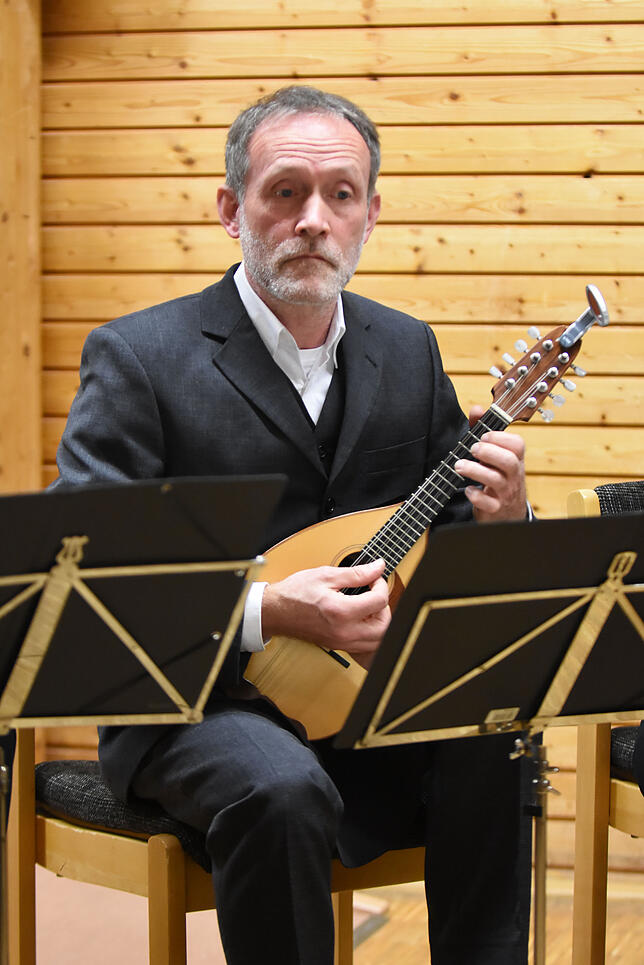 Mit höchster Konzentration spielt Wolfram Holl seine Konzertmandoline.