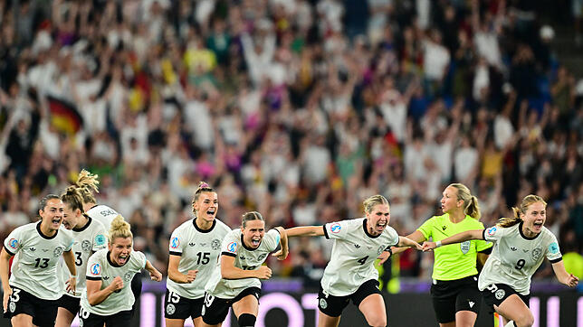 Kurz vor Mitternacht war der Wahnsinn von Basel perfekt: Die deutschen Spielerinnen jubeln.