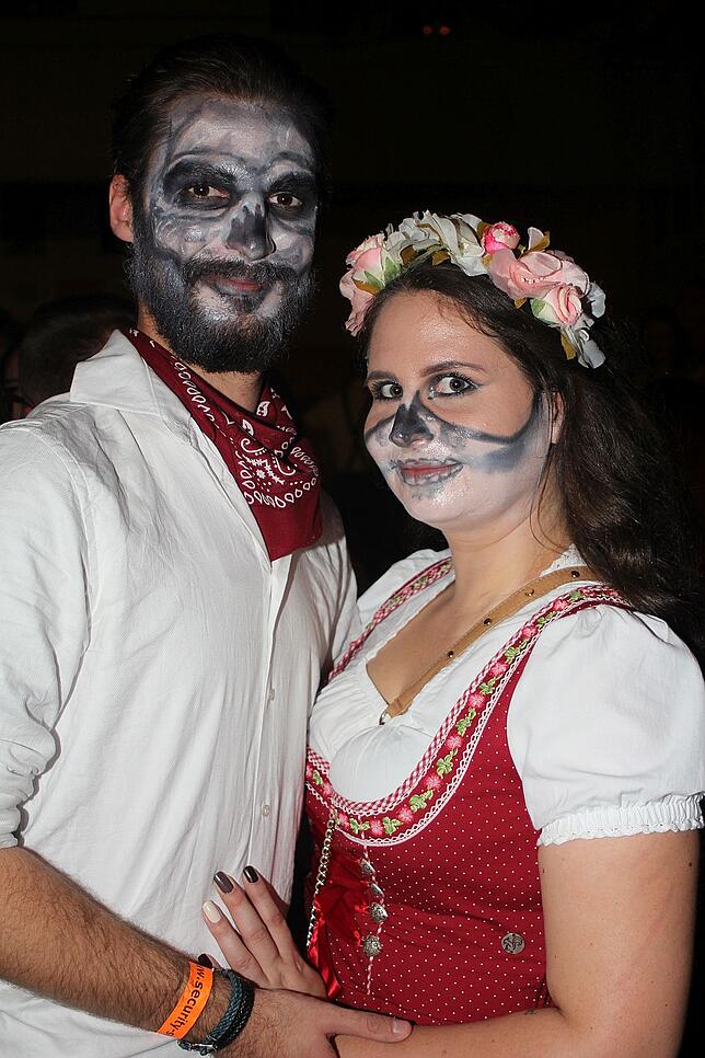 Bild 29: 1400 Gäste feiern die Halloweennacht in Tracht mit der Band Allgäu Power