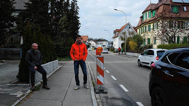 Karl-Heinz Bieser (links) und Ralf Lattner von der Bürgerinitiative Schnetzenhauser Straße sind von der Antwort der Stadtverwaltung ...