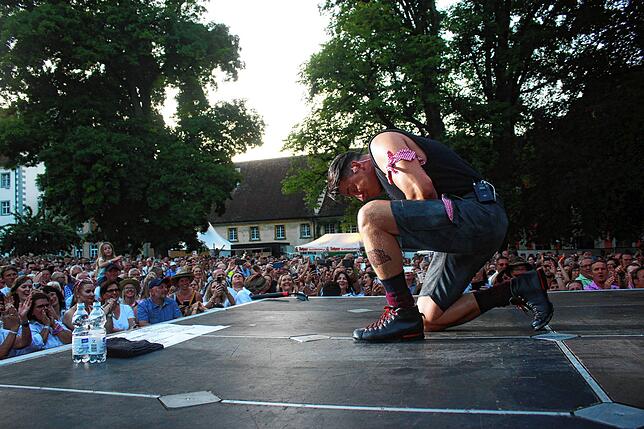 Andreas Gabalier bei seinem Auftritt im Salemer Schlosspark vor 5000 Fans. Der Volks Rock‘n‘Roller hat seinen Auftritt ...