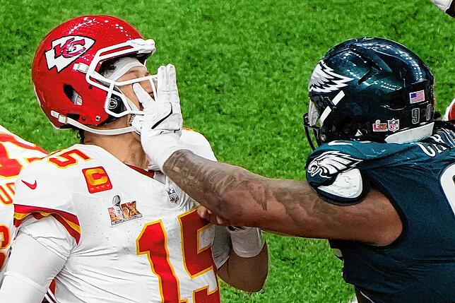 Philadelphia Eagles Defensive Tackle Jalen Carter (98) bedrängt Kansas City Chiefs Quarterback Patrick Mahomes (15).