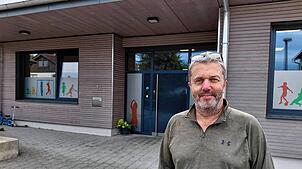 Hauptamtsleiter Hubert Walk vor dem Kindergarten in der Franz-Schubert-Straße.