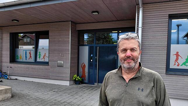 Hauptamtsleiter Hubert Walk vor dem Kindergarten in der Franz-Schubert-Straße.
