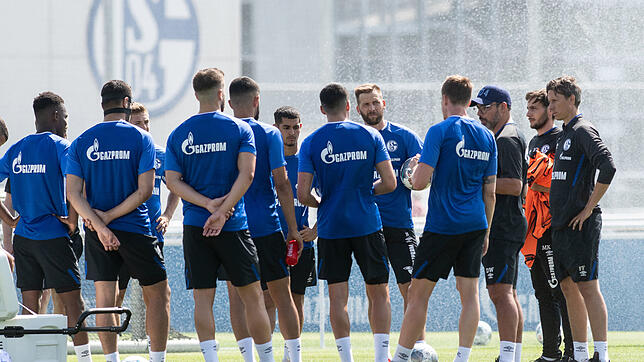 Training bei Hitze und kühlender Erfrischung aus dem Boden: Der neue Trainer von Schalke 04, David Wagner (3. von rechts), erklärt ...