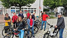 Rund ein Dutzend Interessierte begrüßte der SPD-Ortsverein Lauchringen zur „kommunalpolitischen Radtour“ auf dem Marktplatz ...