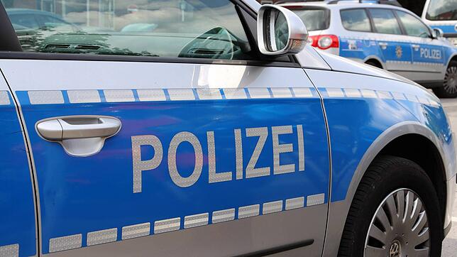 Bild : Einbrecher klettert durch das Fenster der Damentoilette ins Restaurant