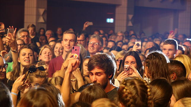 Max Giesinger (Mitte) genießt den Kontakt zu seinem Publikum. Bei Konzert im Milchwerk taucht er in die Menge seiner Fans.