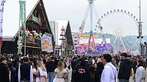 Nach Angaben der Feuerwehr wurde bei dem Brand auf dem Cannstatter Volksfest niemand verletzt. (Archivbild)