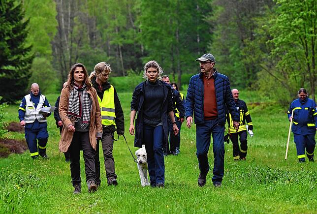 Karina Szabo (Lara Mandoki, Mitte) sucht mit Corinna Ott (Katharina Wackernagel, von links), Försterin Saskia Bergelt (Teresa Weißbach, ...