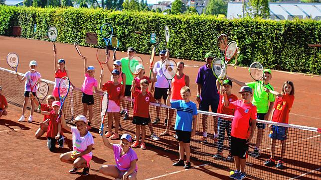 Beim fünftägigen Tenniscamp des TSC RW Blumberg herrscht viel Leben und gute Stimmung war angesagt. Inklusive des Schnupperkurses waren ...