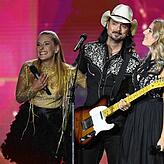 Sängerin Stefanie Hertel (links), mit ihrer Tochter Johanna und Ehemann Lanny Lanner treten gemeinsam mit ihrer Band More Than Words auf.