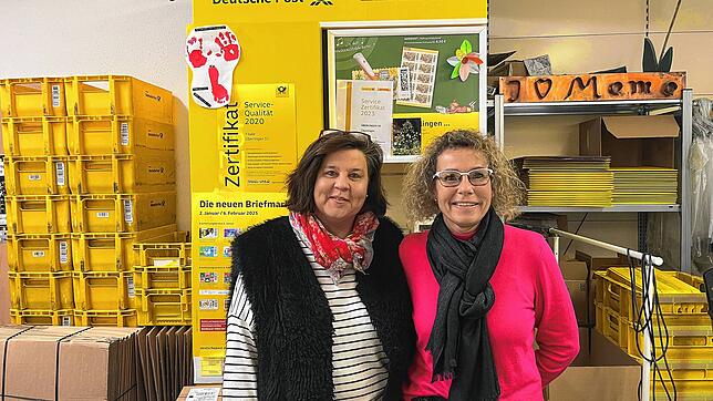 Manuela Müller-Choinowski (links) und Sandra Bühler aus der Post-Filiale in der Überlinger Hochbildstraße.