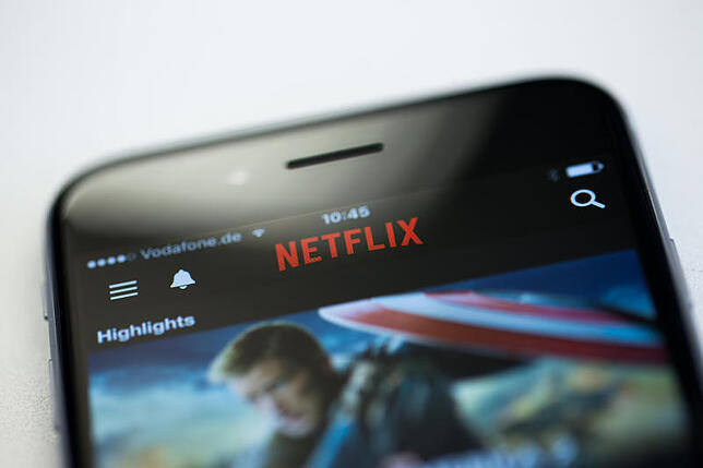Die App des Streamingdienstes Netflix auf einem Mobiltelefon.