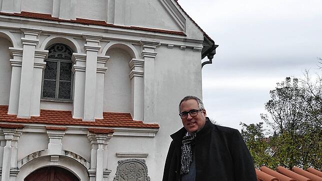 Andreas Sturm, alt-katholischer Pfarrer der Gemeinden Singen und Sauldorf-Meßkirch, vor der Liebfrauenkirche, in der die alt-katholische ...