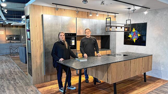 Siegbert Auer, Geschäftsleitung, und Tochter Anna werben für einen Besuch am verkaufsoffenen Sonntag. Bild: Auer Küchen