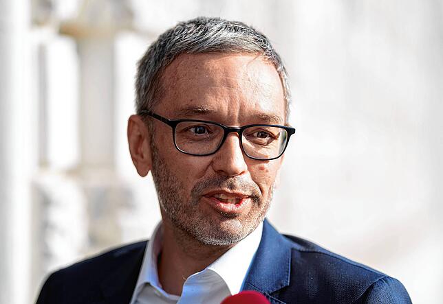 &bdquo;Die Einführung dieses Zwangs ist ein gigantischer Anschlag auf die Freiheit der Menschen in Österreich&ldquo;, sagt Herbert ...