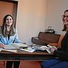Lisa Koller (links) und Stefanie Keßler erstellen derzeit die Festschrift anlässlich des 101-jährigen Bestehens des Musikvereins Schwerzen.