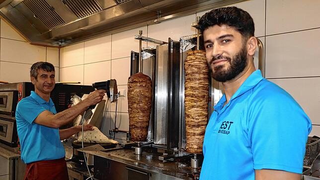 Am Drehspieß steht Memet Karabogaz (links), der feines Scheibenfleisch schneidet. Gemeinsam mit Schwiegersohn Memet Keklik bedient er im ...