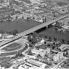 So sah es einst aus: 1980 war die Neue Rheinbrücke fertiggestellt, aber erst provisorisch ans Straßennetz angeschlossen. Weil die ...