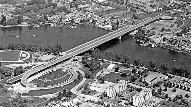 So sah es einst aus: 1980 war die Neue Rheinbrücke fertiggestellt, aber erst provisorisch ans Straßennetz angeschlossen. Weil die ...