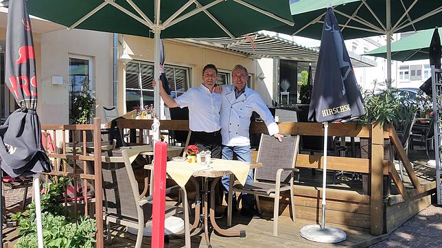 Sie sind ein eingespieltes Vater-Sohn-Team: Richard (lnks) und Rudi Öxle auf der Terrasse ihres Restaurants.