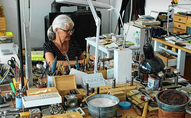 Im Atelier von Katharina Lebede entstehen einzigartige Schmuckstücke.