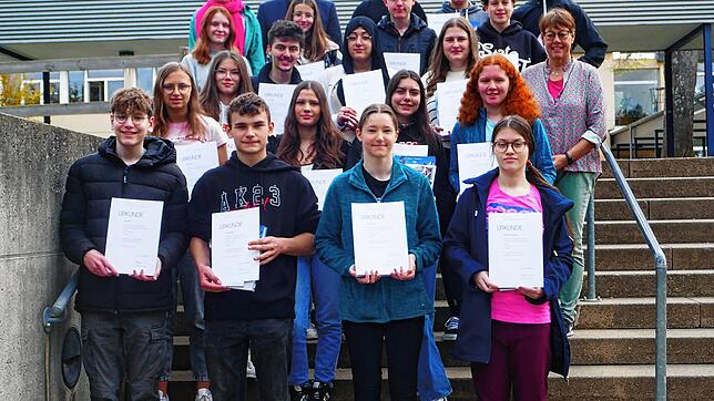 Die Preisträger des Schülerwettbewerbs des Landtags der Klassen 10a und 10b der Realschule Stühlingen. Hinten links Lehrerin Bettina ...