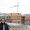 Bürgermeister Dominik Männle steht hier vor dem Großprojekt der Gemeinde Uhldingen-Mühlhofen, dem neuen Kinderhaus Sonnenschein am ...
