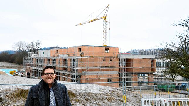 Bürgermeister Dominik Männle steht hier vor dem Großprojekt der Gemeinde Uhldingen-Mühlhofen, dem neuen Kinderhaus Sonnenschein am ...