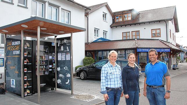 Heidi und Stefan Knoblauch von der Uhldinger Fischtheke freuen sich gemeinsam mit ihrer Tochter Tanja über den 24 Stunden zugängigen ...