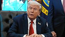 US-Präsident Donald Trump spricht mit Journalisten, bevor er eine Verordnung im Oval Office im Weißen Haus unterzeichnet.