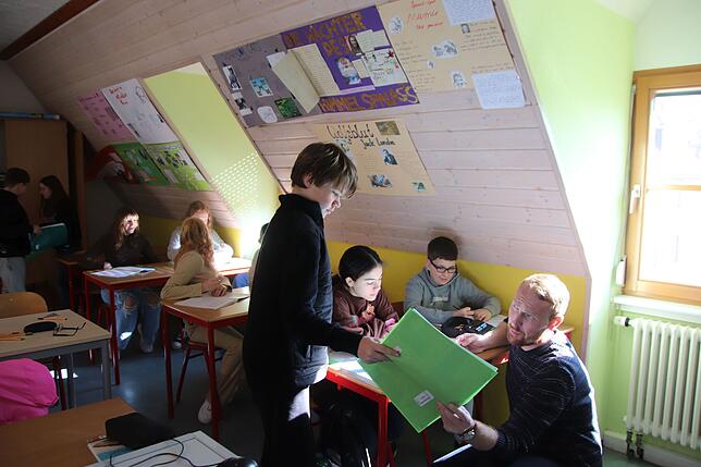 In einigen Klassen der Karl-Brachat-Realschule geht es recht beengt zu, hier die damalige Klasse 6 d im Jahr 2023.