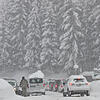 Österreich, Filzmoos: Auf der Landstraße von Filzmoos Richtung Neuberg stehen Autos aufgrund der starken Schneeverhältnisse.