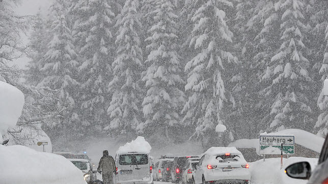 Österreich, Filzmoos: Auf der Landstraße von Filzmoos Richtung Neuberg stehen Autos aufgrund der starken Schneeverhältnisse.