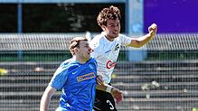 Luis Seemann (rechts) feierte sein Startelf-Debüt beim Oberligisten FC 08 Villingen. Trainer Steffen Breinlinger war zufrieden mit der ...