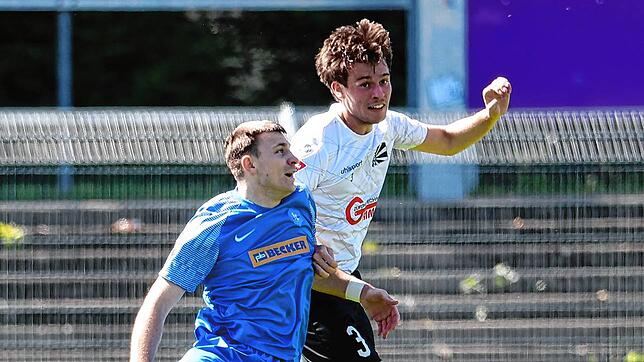 Luis Seemann (rechts) feierte sein Startelf-Debüt beim Oberligisten FC 08 Villingen. Trainer Steffen Breinlinger war zufrieden mit der ...