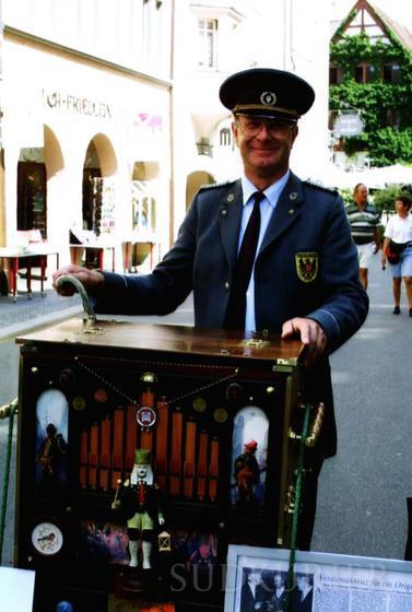 Wolfgang Schindele an seiner Drehorgel der Überlinger Firma Raffin in den 1980-er Jahren.