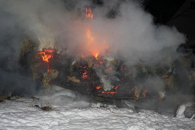 Bild 2: Bilder und Video vom Heuwagen-Brand in Brigachtal