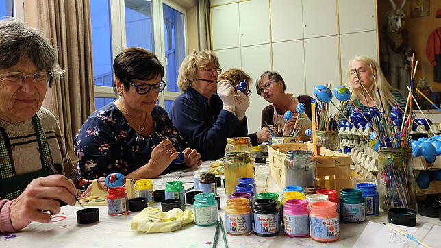Vertieft ins Bemalen der Eier für den Taisersdorfer Osterbrunnen: Gertrud Schmidt (von links), Edith Urlich, Petra Lohr, Monika Blum und ...
