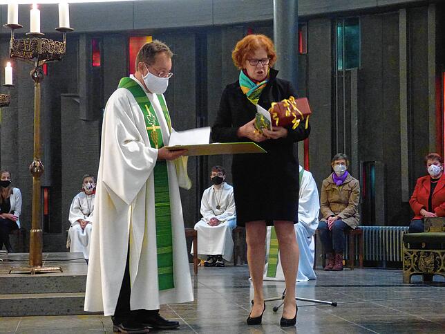 Regina Link vom Pfarrgemeinderat überreichte Pfarrer Lichtenberg zum Abschied ein paar Geschenke zur Erinnerung an seine Zeit in Singen.