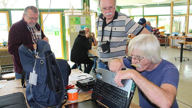 Reparieren statt wegwerfen, ein Modell für die Zukunft? Berhard Koch (mitte) aus Brigachtal bringt seinen Laptop zur Reparatur in Bad ...
