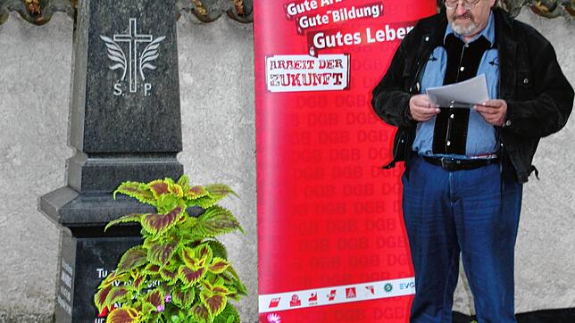 Gewerkschaftsmitglied und SÜDKURIER-Redakteur Jürgen Witt erinnerte am Grabmal des ermordeten polnischen Zwangsarbeiters Jan Kobus auf ...
