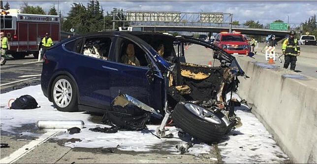Ein verbranntes Wrack eines Teslas in Kalifornien. Das Auto ging in Flammen auf, nachdem es gegen eine Betonmauer krachte. Der Fahrer ...