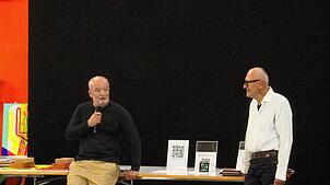 Museumsdirektor Jörg van den Berg (links) mit dem Singener Künstler Harald F. Müller im Kunstraum Stratozero, der vor zehn Jahren ...