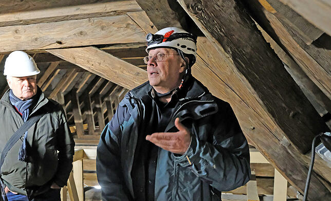 Fachmann Hans-Jügen Klose von der Werkstatt für Baudenkmalpflege in Rot an der Rot bei einer Besichtigung des maroden und ...